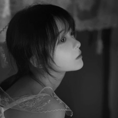 2025抖音最火的黑白头像女