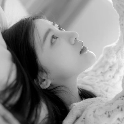 2025抖音最火的黑白头像女