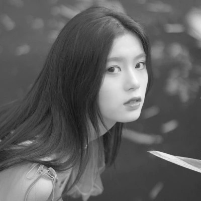 2025抖音最火的黑白头像女