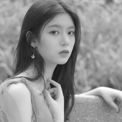 2025抖音最火的黑白头像女