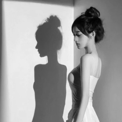 2025抖音最火的黑白头像女