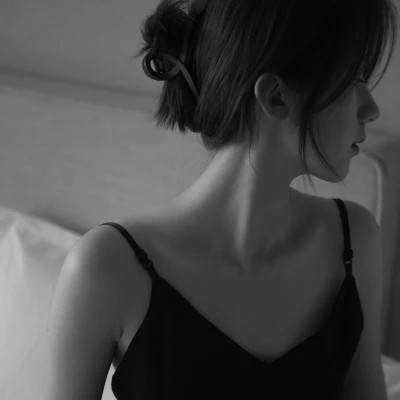 2025抖音最火的黑白头像女
