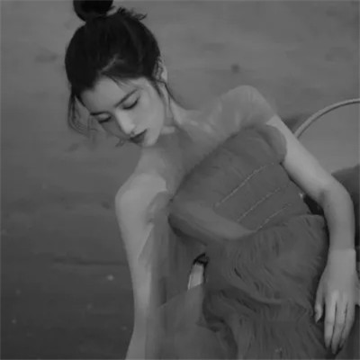2025抖音最火的黑白头像女