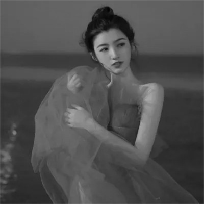 2025抖音最火的黑白头像女