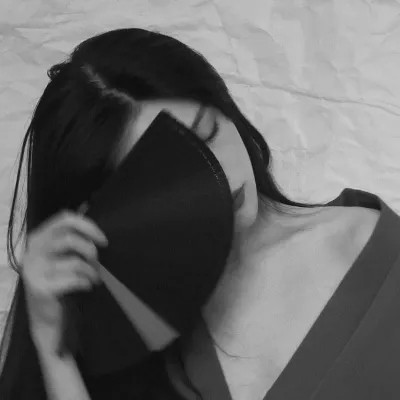 2025抖音最火的黑白头像女