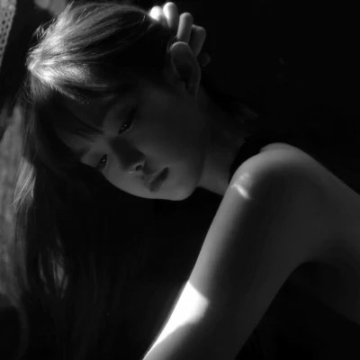 2025抖音最火的黑白头像女