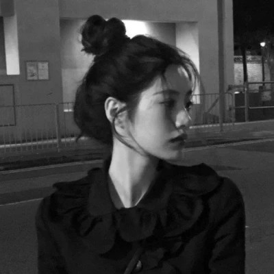 2025抖音最火的黑白头像女