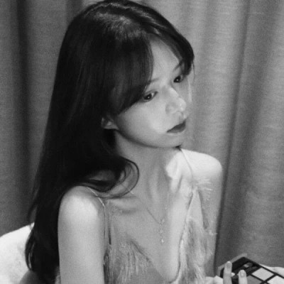 2025抖音最火的黑白头像女