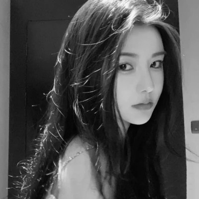 2025抖音最火的黑白头像女