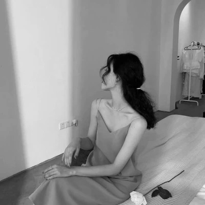 2025抖音最火的黑白头像女