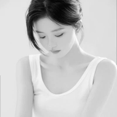 2025抖音最火的黑白头像女