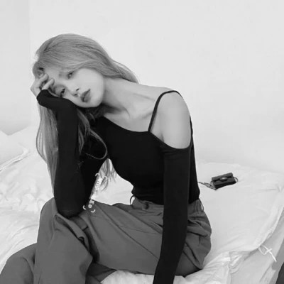2025抖音最火的黑白头像女