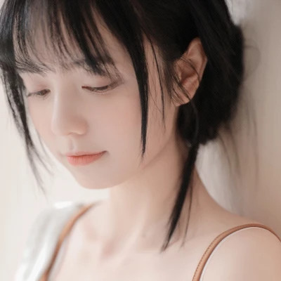 2025年的伤心的图片头像女生