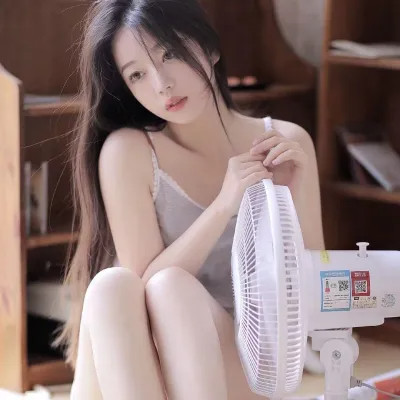 2025年的伤心的图片头像女生