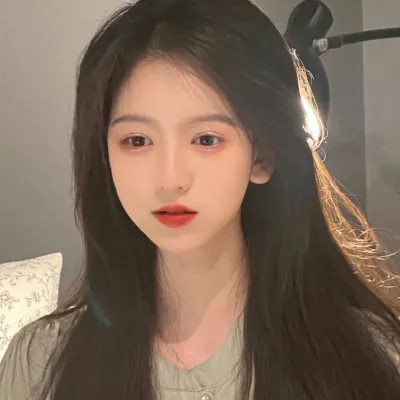 2025年的伤心的图片头像女生