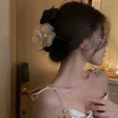 2025年的伤心的图片头像女生