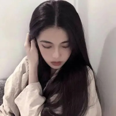 2025年的伤心的图片头像女生