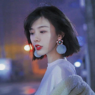 2025年的伤心的图片头像女生