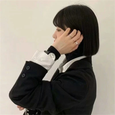 2025年的伤心的图片头像女生