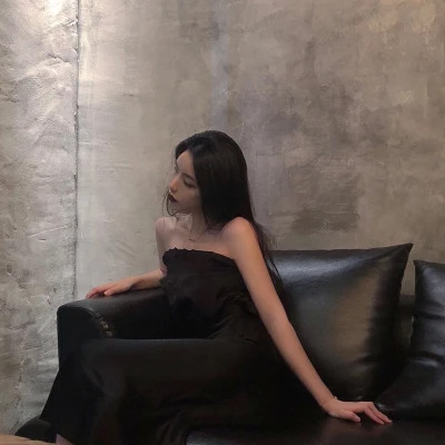 2025年的伤心的图片头像女生