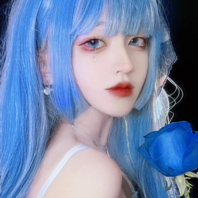 2025年的伤心的图片头像女生