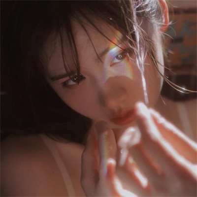 2025年的伤心的图片头像女生