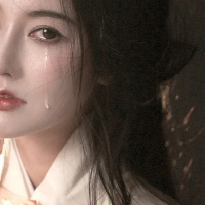 2025年的伤心的图片头像女生