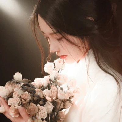 2025年的伤心的图片头像女生