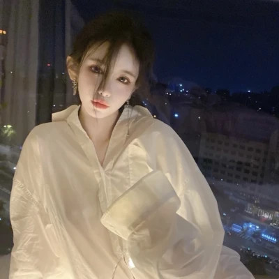 2025年的伤心的图片头像女生