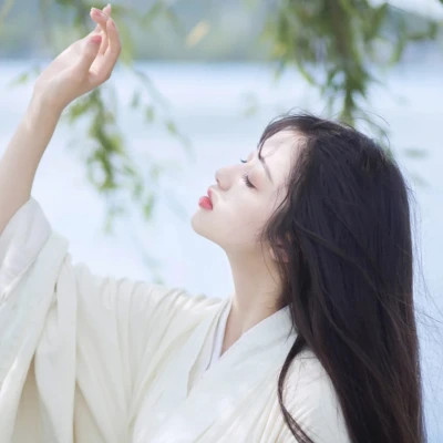 2025年的伤心的图片头像女生