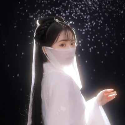 2025年的伤心的图片头像女生