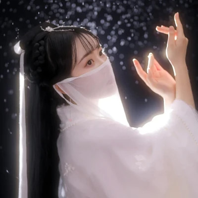 2025年的伤心的图片头像女生