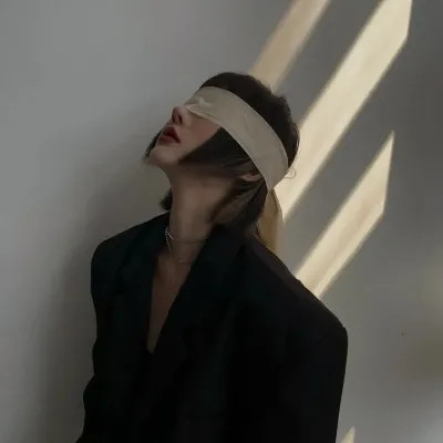 2025年的伤心的图片头像女生