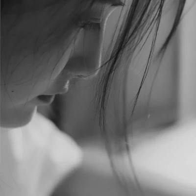 女生黑白高级伤感头像