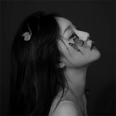 女生黑白高级伤感头像