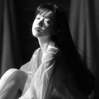 女生黑白高级伤感头像