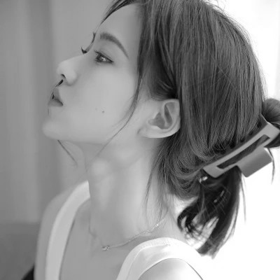 女生黑白高级伤感头像