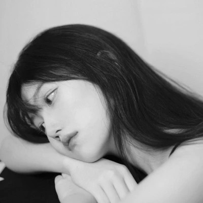 女生黑白高级伤感头像