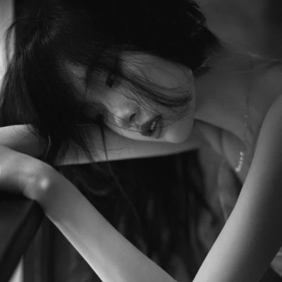 女生黑白高级伤感头像