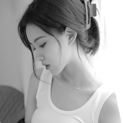 女生黑白高级伤感头像