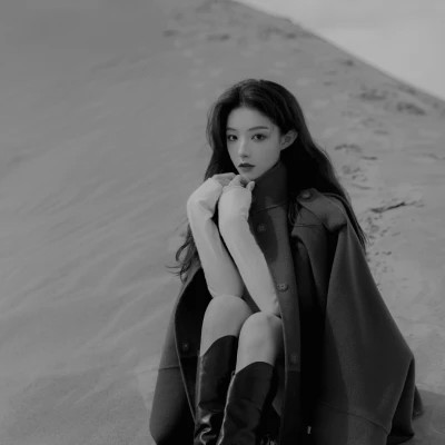 女生黑白高级伤感头像