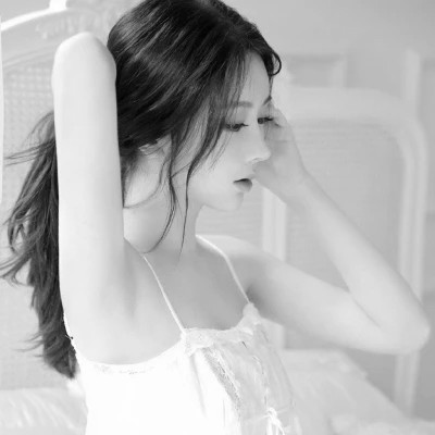 女生黑白高级伤感头像