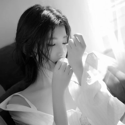 女生黑白高级伤感头像