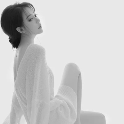 女生黑白高级伤感头像