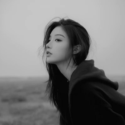 女生黑白高级伤感头像