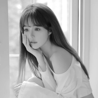 女生黑白高级伤感头像