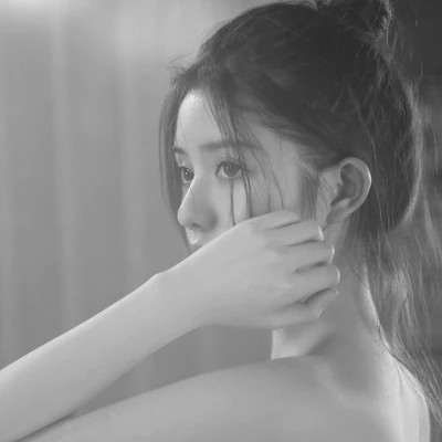女生黑白高级伤感头像