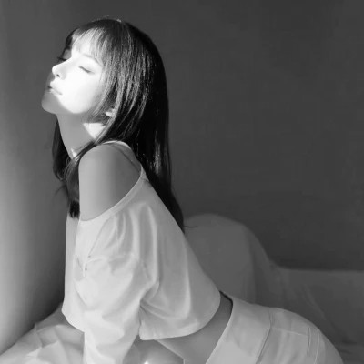 女生黑白高级伤感头像