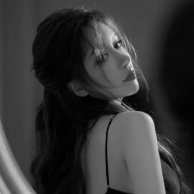 女生黑白高级伤感头像