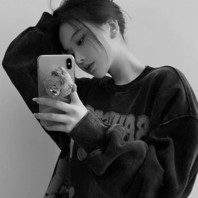 女生黑白高级伤感头像